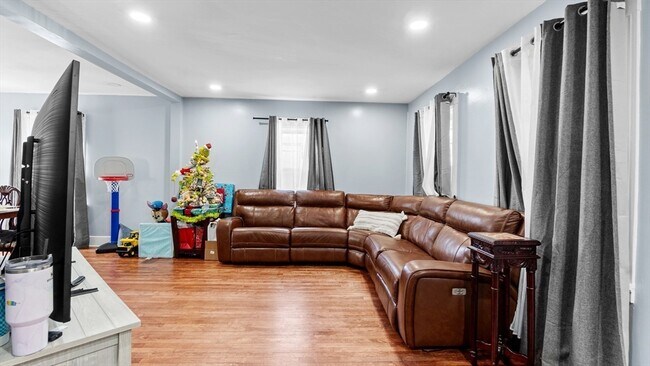 Building Photo - 6 Crescent St