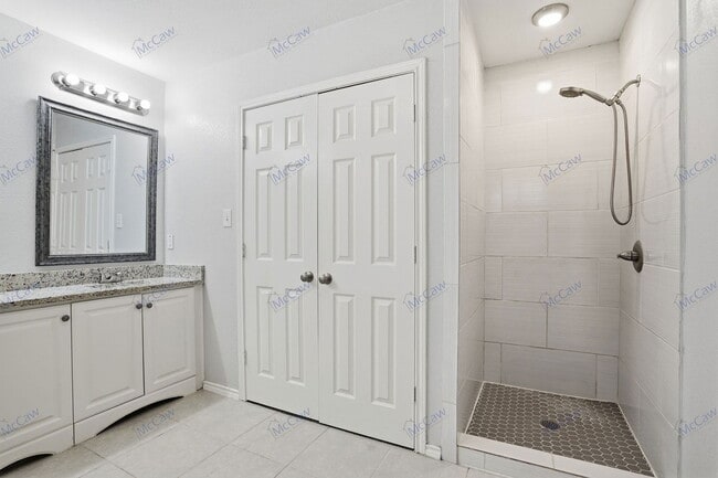 Building Photo - 508 W Lone Star Ave