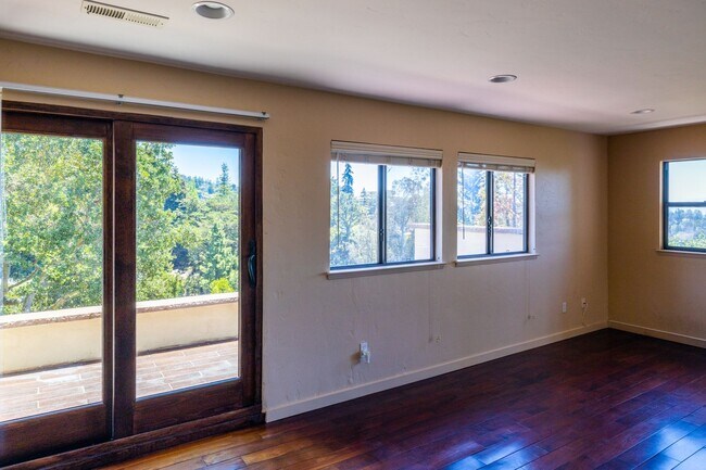Building Photo - Beautiful Home in the Oakland Hills with v...