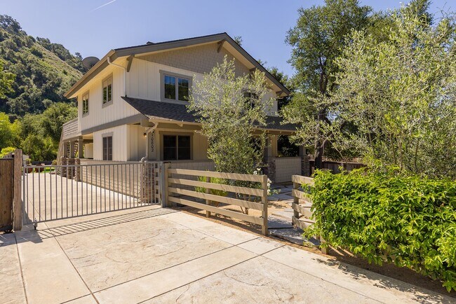 Building Photo - Private Creek Rd Paradise