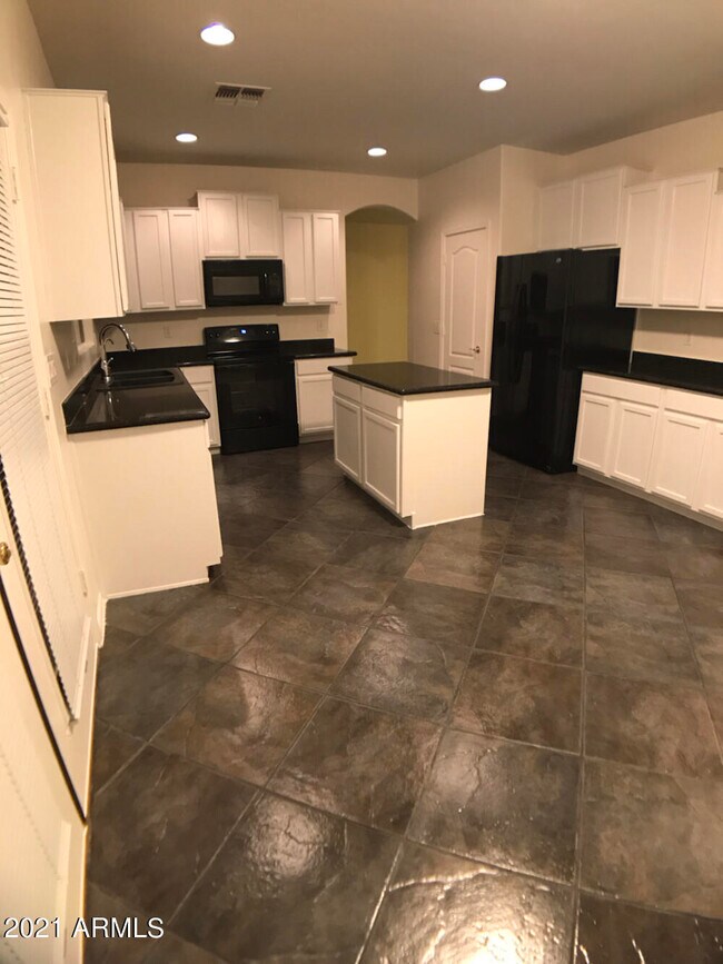 Building Photo - 17584 W Acacia Ct