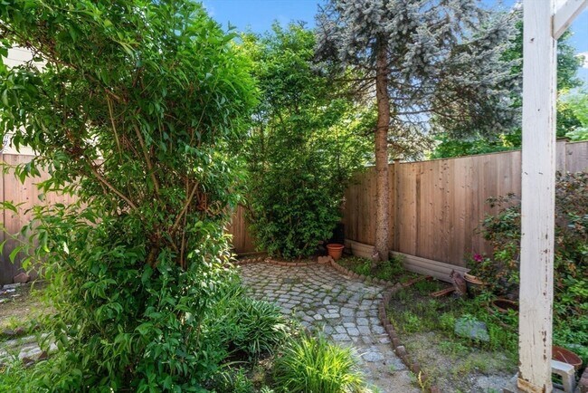 Building Photo - 18 Loring St