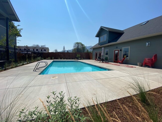 Interior Photo - 441 Talent Ave