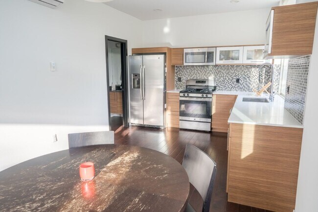 Building Photo - 3Bd/3.25Ba Seattle