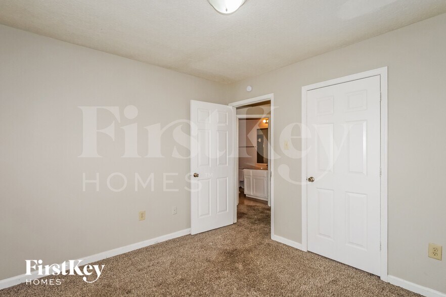 Building Photo - 6715 Valley Bend Dr