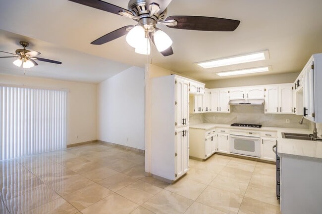 Building Photo - 1542 E Alluvial Ave