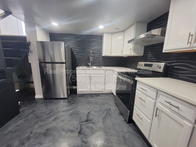 Building Photo - 400/402 Barth Ave