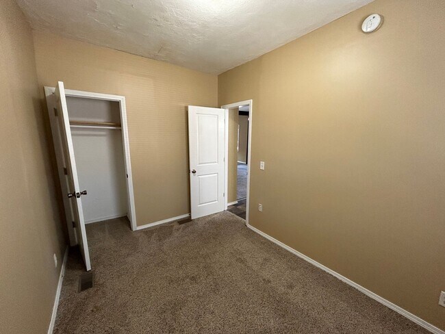 Building Photo - 3 bed / 1 bath home near 27th and Randolph.