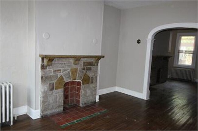 Building Photo - Beautiful Townhome on Quiet Street in the ...