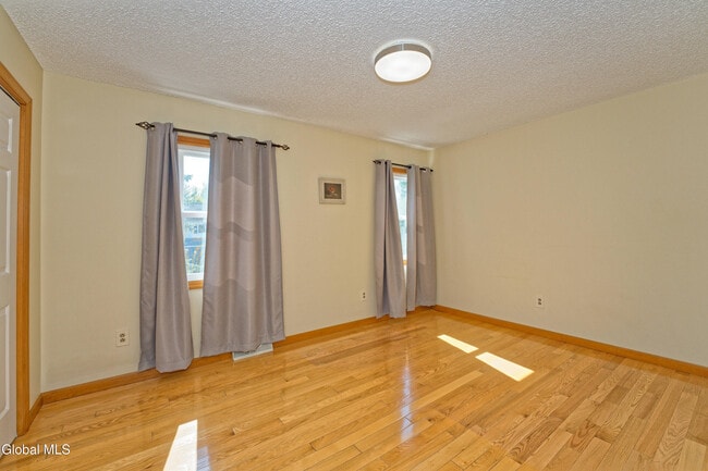 Building Photo - 5 Shamrock Cir