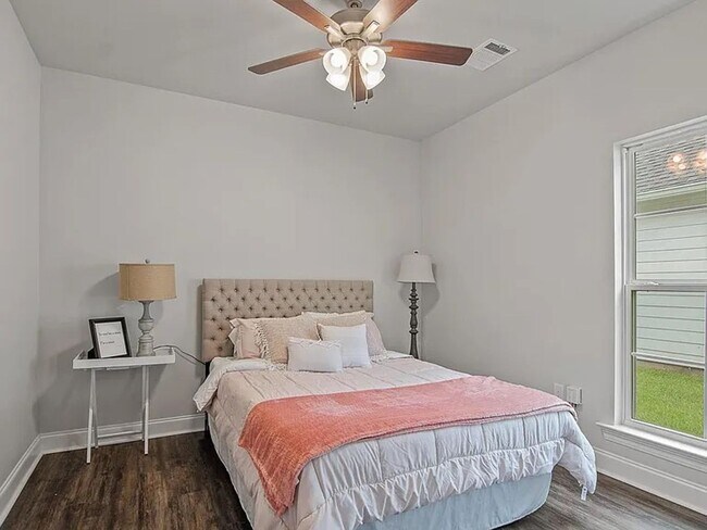 Building Photo - Elegant Furnished Townhouse in StoneLake V...