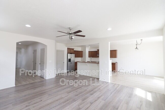 Building Photo - 3576 SW Pumice Ave