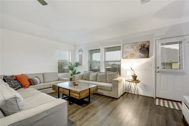 Building Photo - 15400 Summer Ray Dr