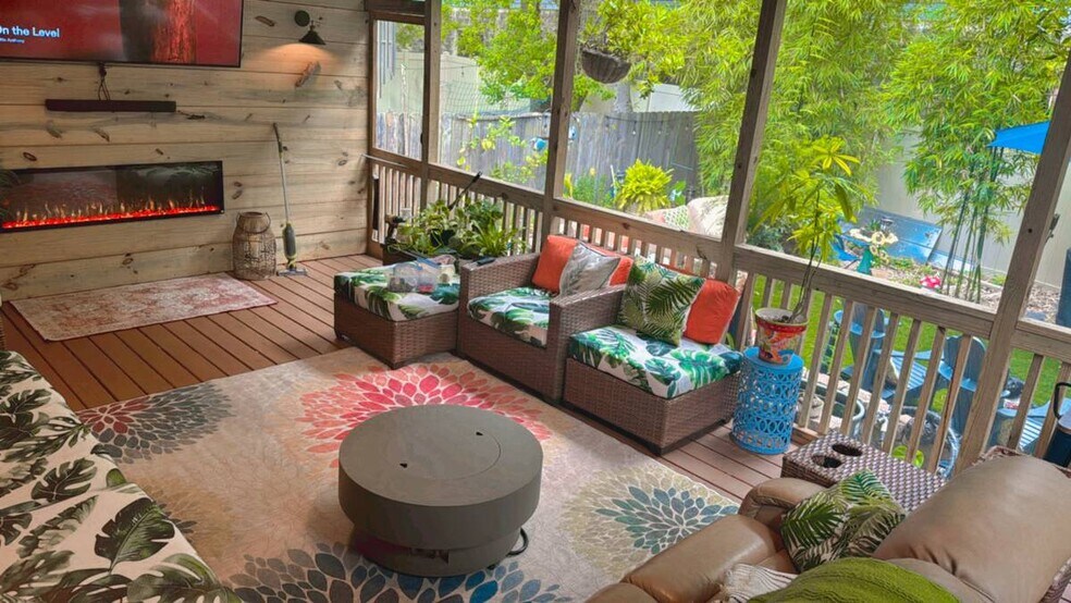 Building Photo - 620 S Lopez St