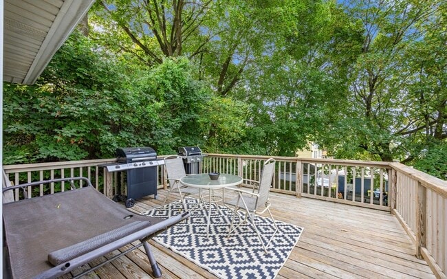 Building Photo - 204 Elliott Ave