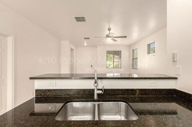 Building Photo - 5216 S 16th Pl