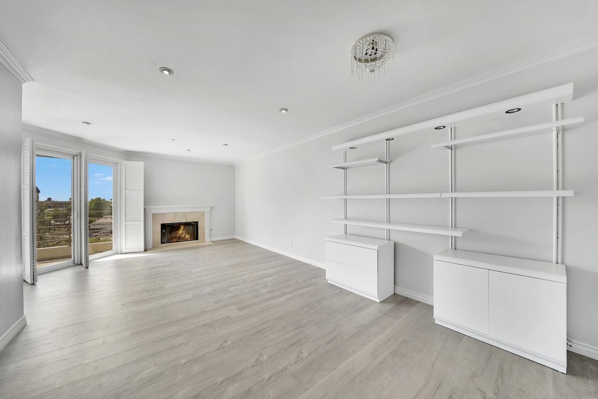 Building Photo - 2233 Martin, 405