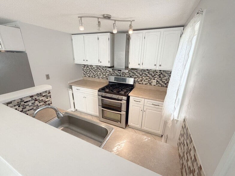 Building Photo - 76 Ode Way