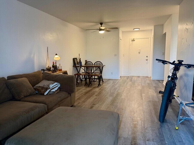 Building Photo - 3000 Riomar St