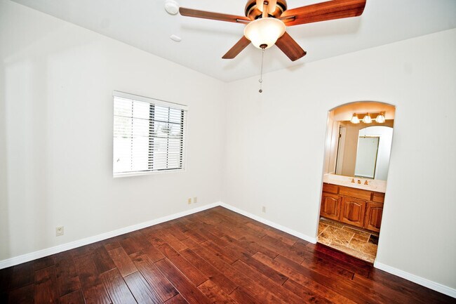 Building Photo - 2322 S Rogers Cir