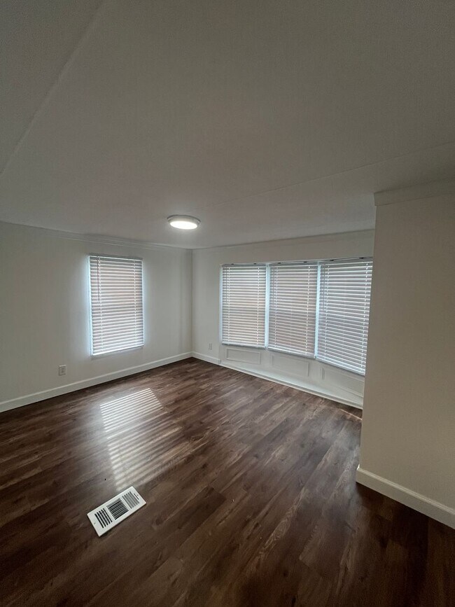 Building Photo - 193 Pearson St