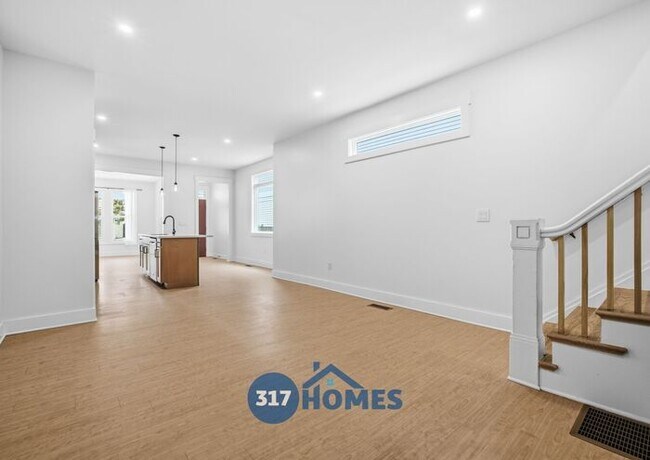 Building Photo - Modern 3 Bedroom Townhome with Skyline Views in Holy Cross