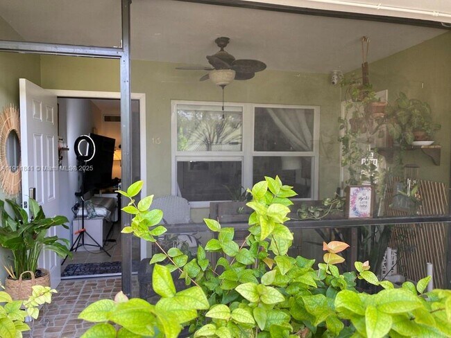 Building Photo - 1425 Arthur St