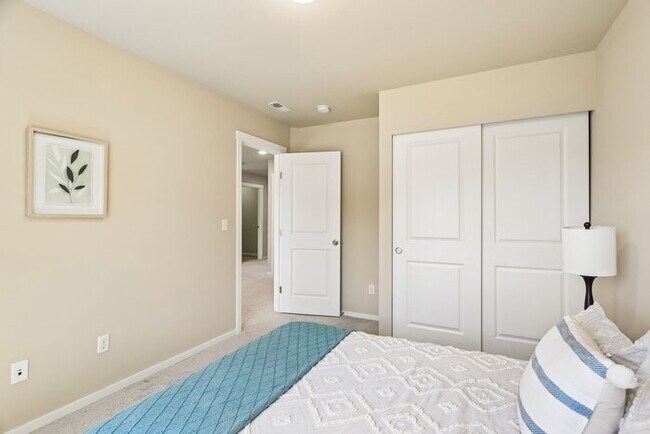 Building Photo - Spacious 3 Bed, 3 Bath Home with Fenced Yard and Driveway Parking