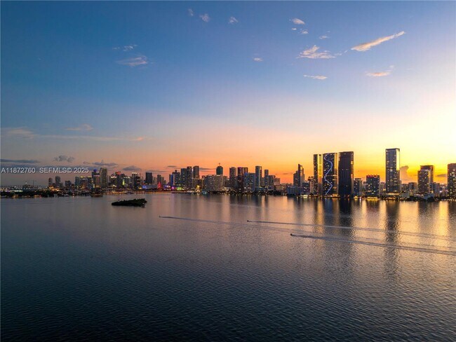 Building Photo - 700 NE 24th St