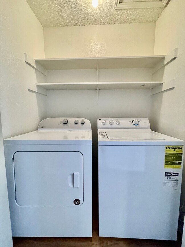 Building Photo - 2 Bedroom/1 Bath Apartment - Fresh Paint &...