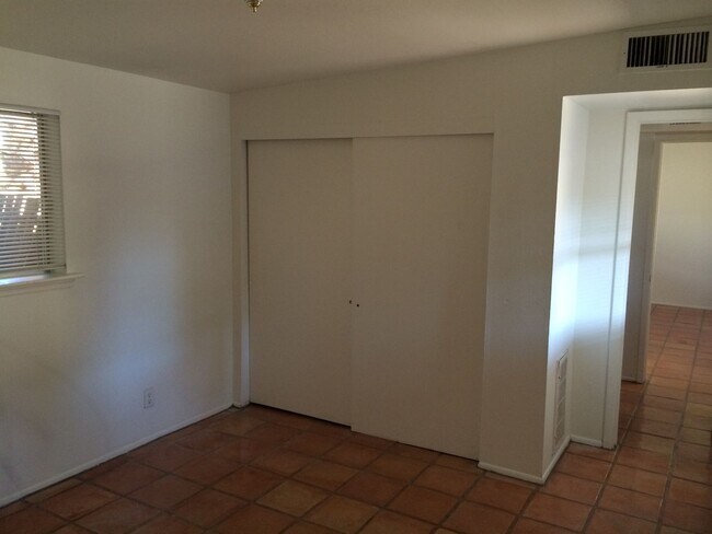 Building Photo - Roomy 6-Bedroom Home with Pool Available J...