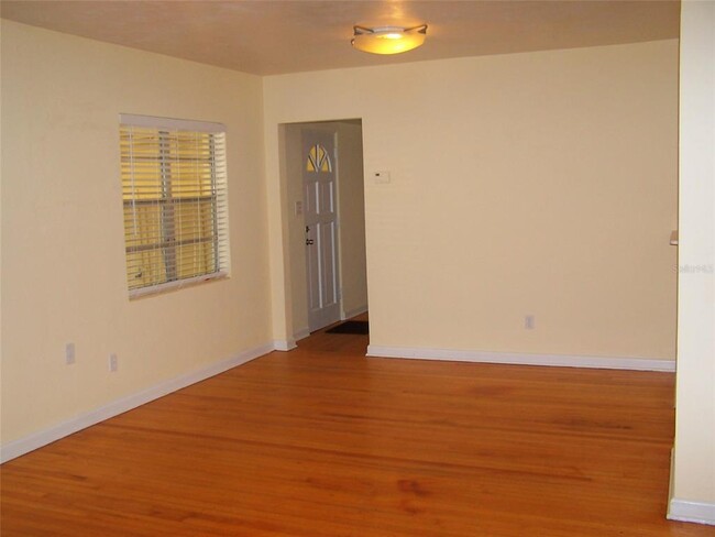 Building Photo - 1615 Crocker Ave
