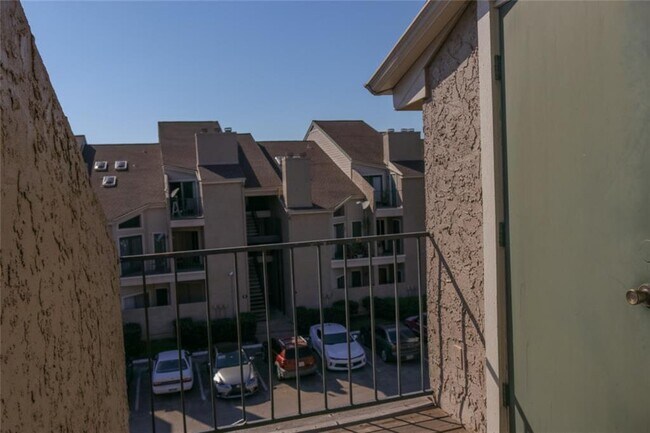 Building Photo - 10855 Meadowglen Ln