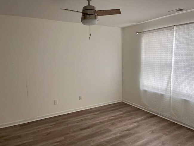 Building Photo - 2 bedroom 2 bath condo located close to beaches, shopping and restaurants