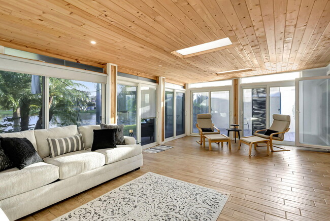 Building Photo - 11361 SW Pembroke Dr