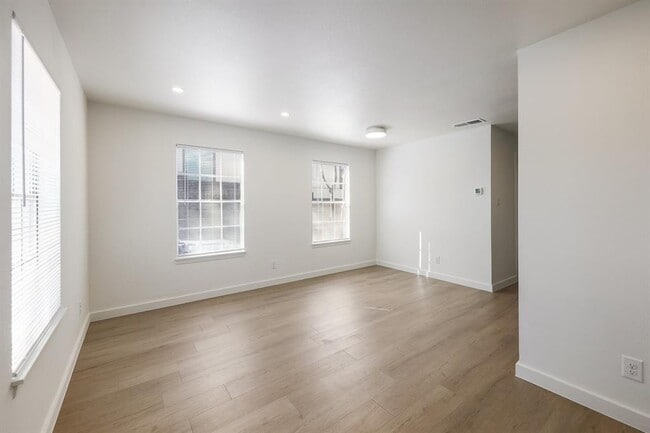 Building Photo - 902 Jessie St