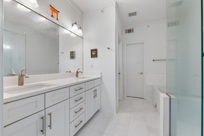 Building Photo - 380 Island Dr