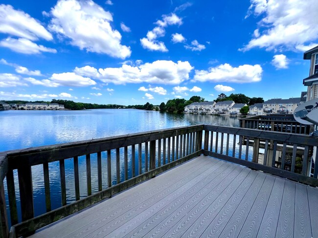 Building Photo - Charming Lakefront Townhome