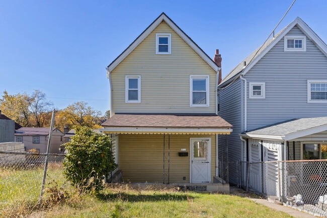 Building Photo - Bright 2 Bedroom Apartment in Duquesne Heights – Minutes from Mount Washington Overlook!