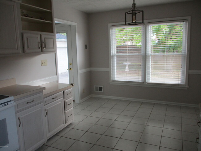 Building Photo - 2901 Creekside Dr
