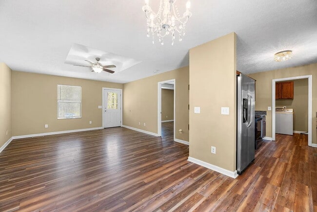 Building Photo - Move-In Ready Cottage on 1.36 Acres with L...