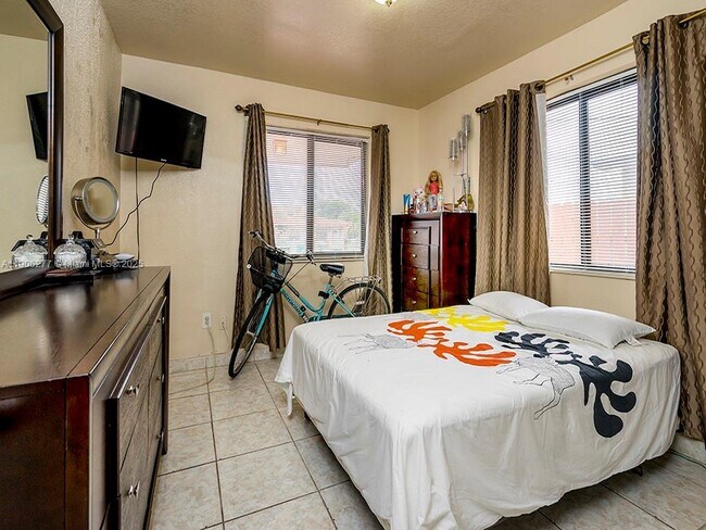 Building Photo - 2460 NW 15th St