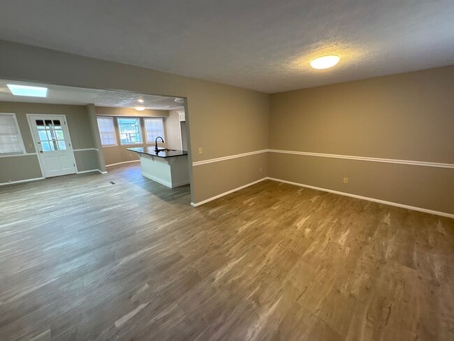 Building Photo - 3 Bedroom 2 Bath 2 Car Garage! Southeast! ...