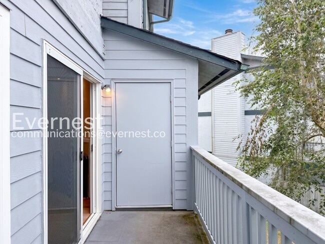 Building Photo - 2 Bed, 1.5 Bath Condo with Off-Street Parking / Available Now!
