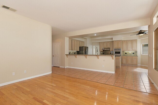 Building Photo - Large Beautiful Home in the Missions