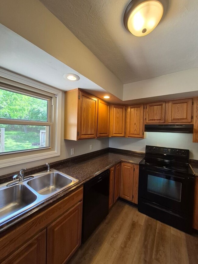 Building Photo - Cozy 4 Bedroom Kettering Home