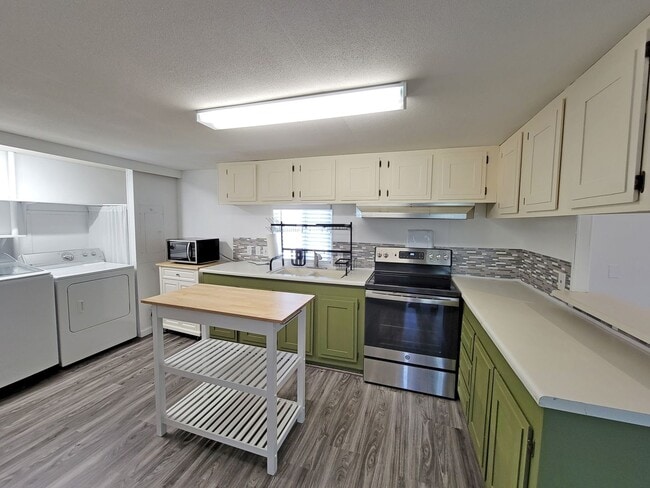 Building Photo - 3 Bedroom 2 Bath in Munds Park with AC!