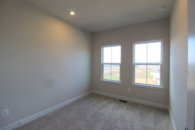 Building Photo - 3 Bedroom 2.5 Townhome Available Now!