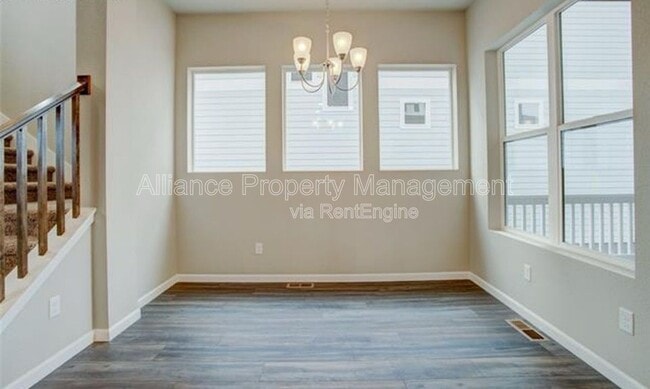 Building Photo - 1168 Solitaire St