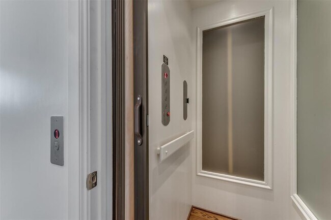 Building Photo - 418 NE 2nd St